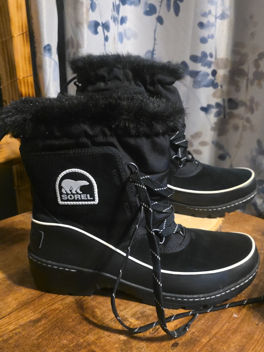 NWOT Sorel Black And White Boots Sz 10